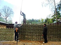 Забор плетеный из прутьев установка