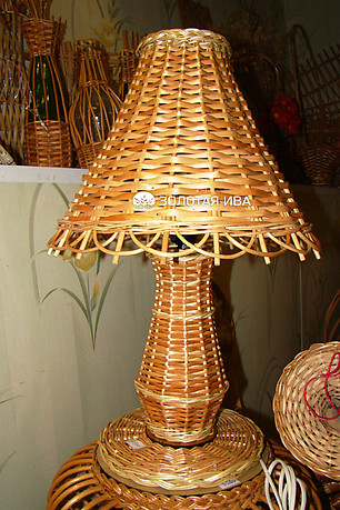 Настольная лампа с абажуром плетеная