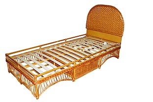 Кровать плетеная для дачи
