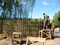 Сборка забора из прутьев лозы